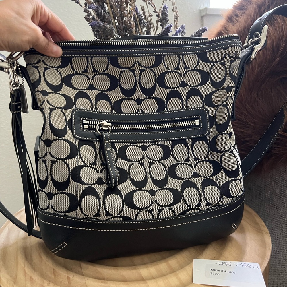 Coach Black and Cream Signature Shoulder Bag. In perfect condition 💕💕💕🎉🎉🎉🎁🎁